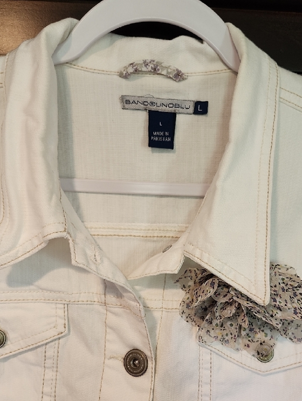 BandolinoBlu White Denim Jacket with Beige Floral Appliqué - Picture 2 of 9